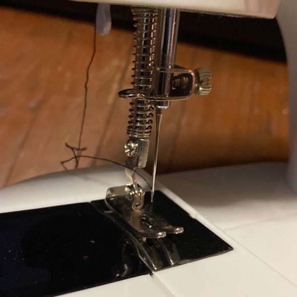 Mini sewing machine - Picture 5 of 5